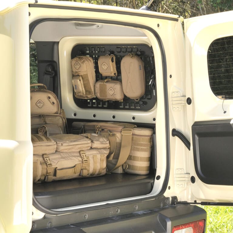 ジムニー専用 モールパネル（NZ868）［カーメイト］の使用例｜「そんな活用方法があるんだ…」車内のデッドスペースを有効利用！パーツの組み換えで自由度が高い！スタイリッシュなカーグッズを紹介