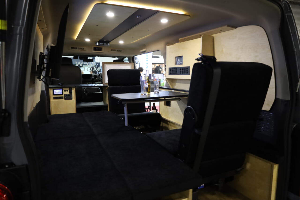 ホワイトバーチをふんだんに使ったウッディで落ち着いた雰囲気の室内。道草を食う時間がくつろぎのひとときになる。｜「そんなのアリ…？」「これは住めちゃう車」ソファみたいなシートが素敵。キッチン・冷蔵庫・電子レンジ装備。