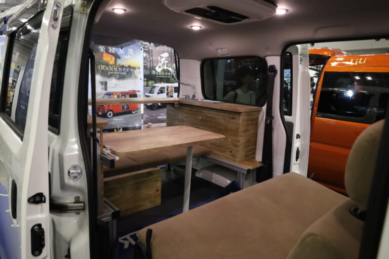 シンク付きのキャビネットなど家具類は強靭な3Dアルミフレームを採用。軽量で耐久性も高い。｜はっきり言って「ここに住めます」トヨタ車の室内は「まさにワンルーム」絶妙なサイズ感がグッドだね。キッチン・シャワー付き。