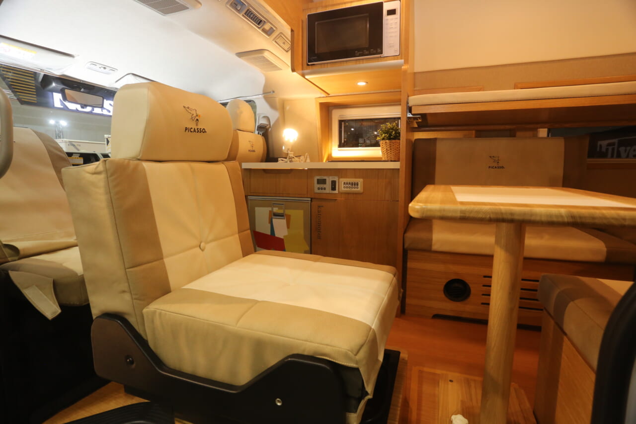 ｜3人宿泊OKなベッドにキッチン・トイレも完備。旅先で嬉しい「贅沢リビング」を完備したハイエースを発見。