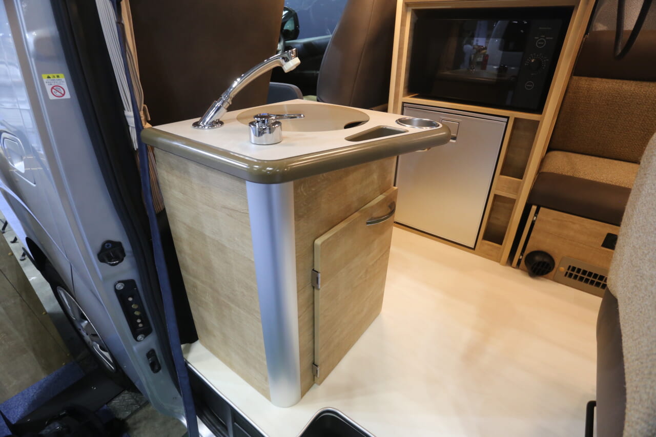 ｜冷蔵庫・電子レンジ・シャワー完備の贅沢空間、その快適さは「1LDK級」。旅をより自由にしてくれる理想的な1台を発見