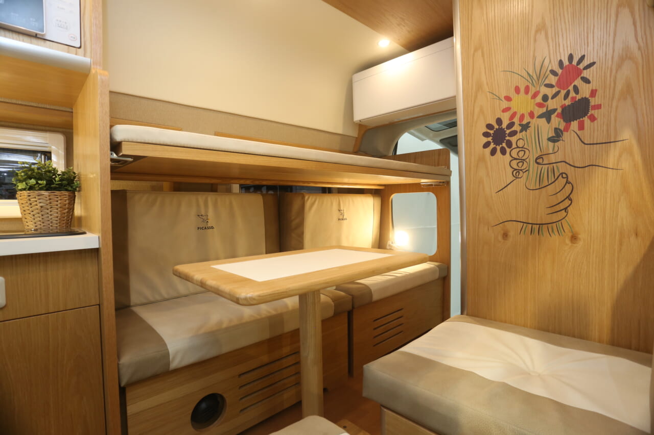 ｜3人宿泊OKなベッドにキッチン・トイレも完備。旅先で嬉しい「贅沢リビング」を完備したハイエースを発見。