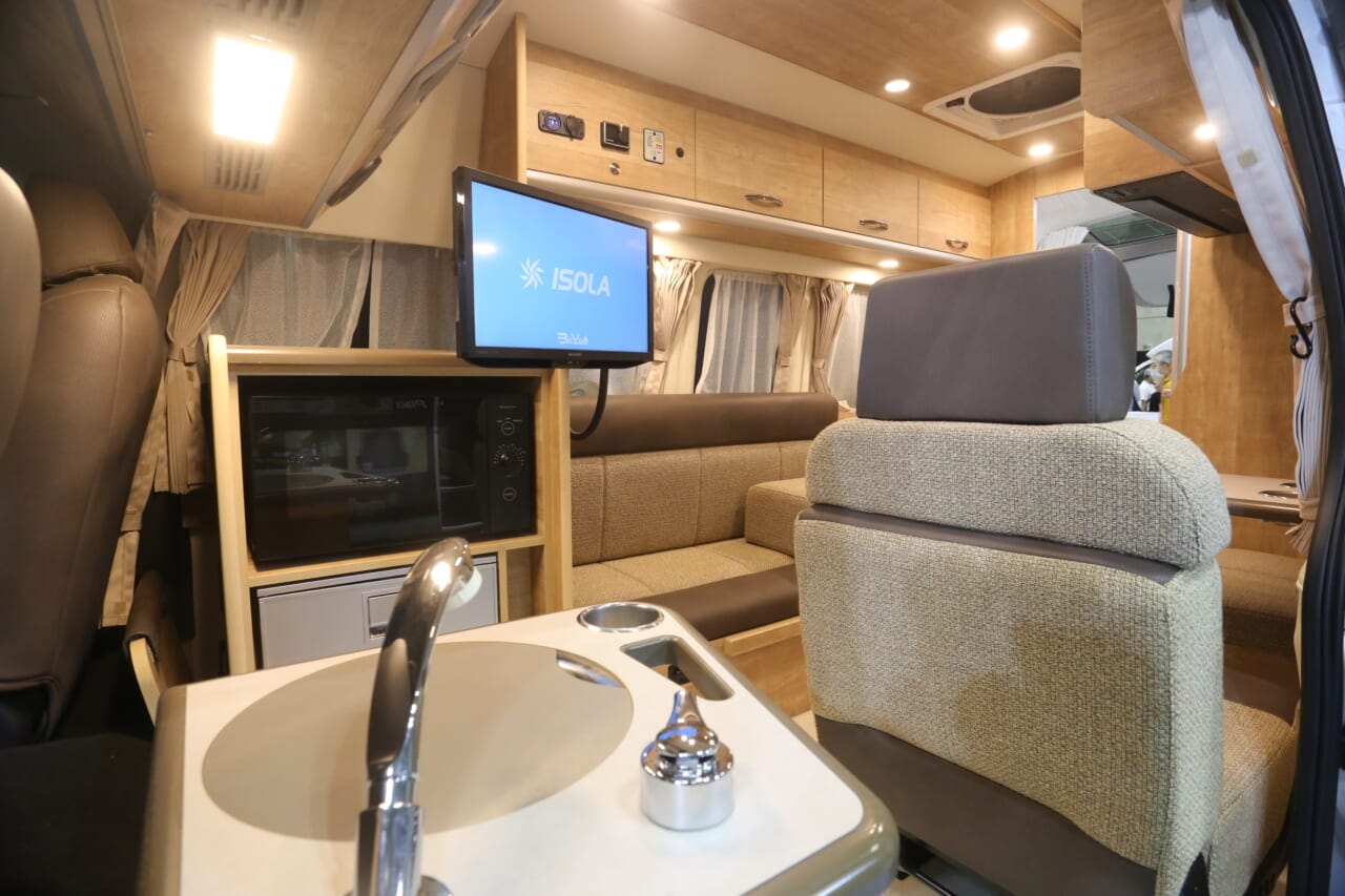 ｜冷蔵庫・電子レンジ・シャワー完備の贅沢空間、その快適さは「1LDK級」。旅をより自由にしてくれる理想的な1台を発見