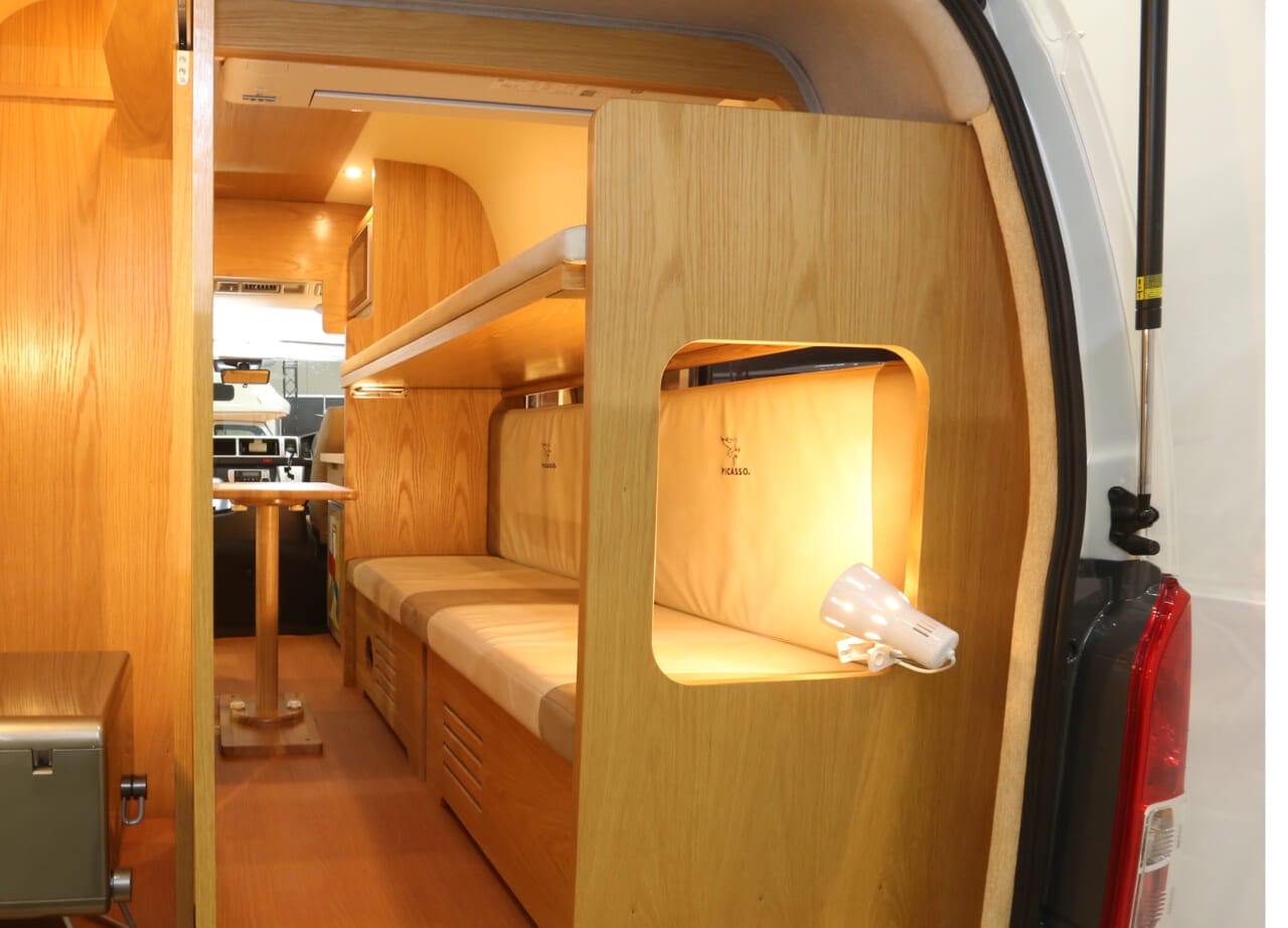 ｜3人宿泊OKなベッドにキッチン・トイレも完備。旅先で嬉しい「贅沢リビング」を完備したハイエースを発見。