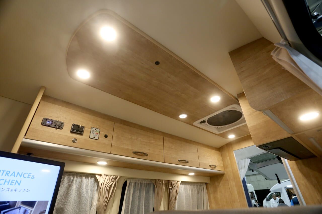 ｜冷蔵庫・電子レンジ・シャワー完備の贅沢空間、その快適さは「1LDK級」。旅をより自由にしてくれる理想的な1台を発見