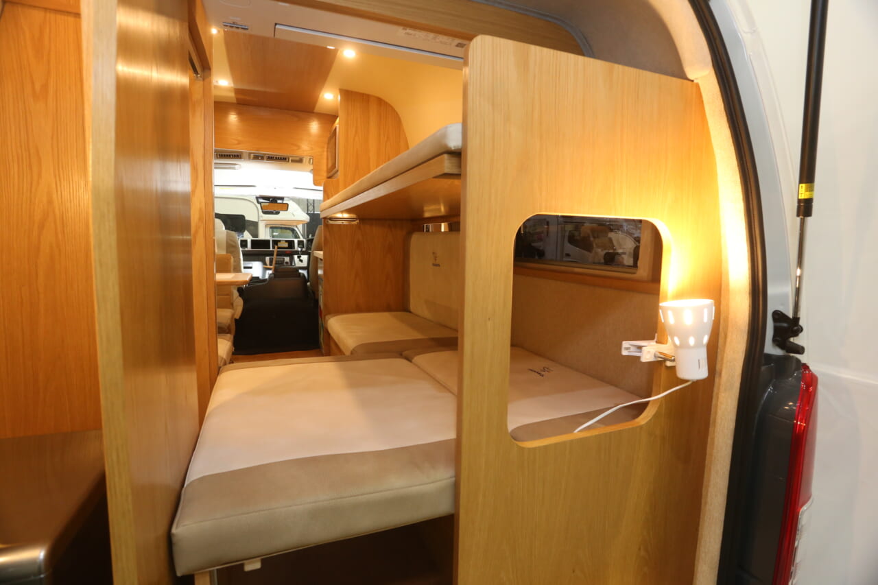 |3人宿泊OKなベッドにキッチン・トイレも完備。旅先で嬉しい「贅沢リビング」を完備したハイエースを発見。