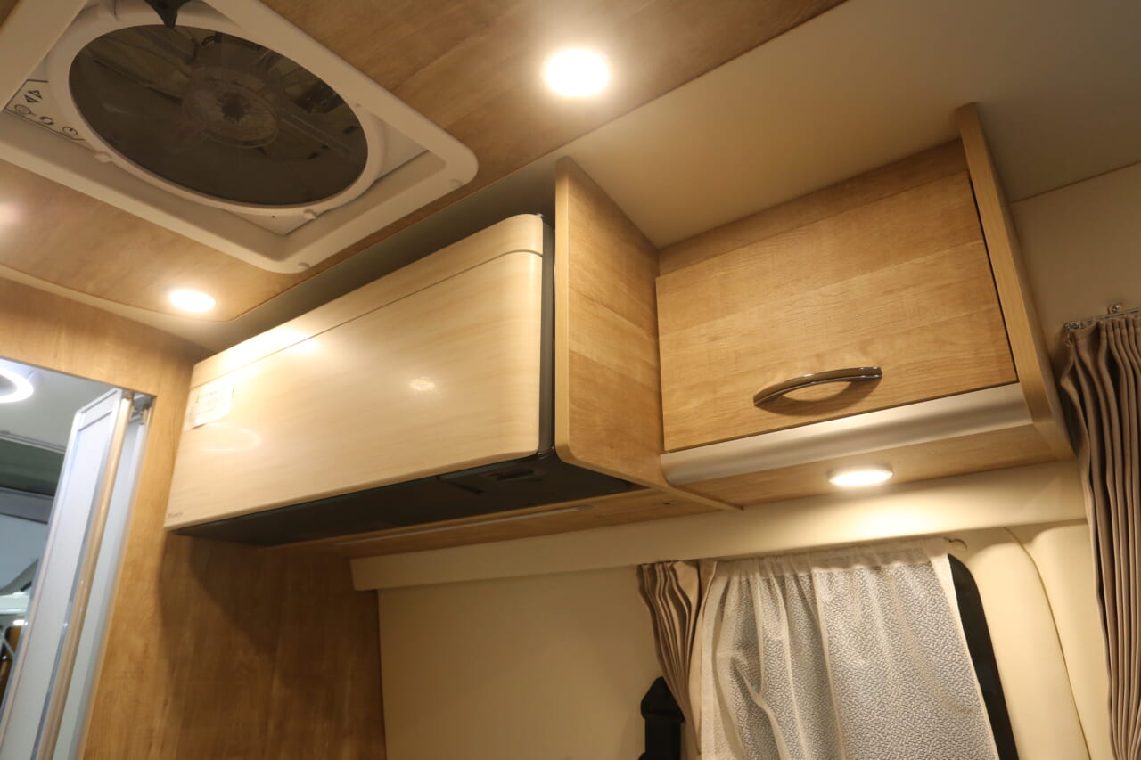 ｜冷蔵庫・電子レンジ・シャワー完備の贅沢空間、その快適さは「1LDK級」。旅をより自由にしてくれる理想的な1台を発見