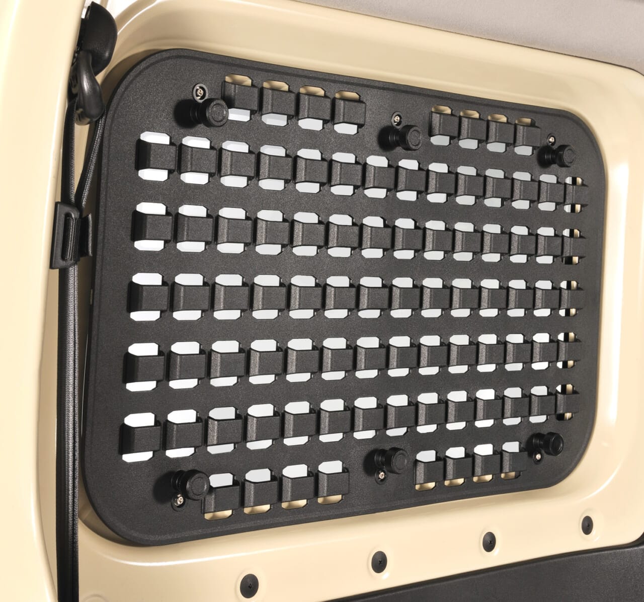 ｜「そんな活用方法があるんだ…」車内のデッドスペースを有効利用！パーツの組み換えで自由度が高い！スタイリッシュなカーグッズを紹介