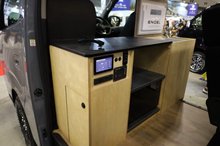 左からシンク、電子レンジ、冷蔵庫が配置されたギャレー。いずれも標準装備。｜「そんなのアリ…？」「これは住めちゃう車」ソファみたいなシートが素敵。キッチン・冷蔵庫・電子レンジ装備。