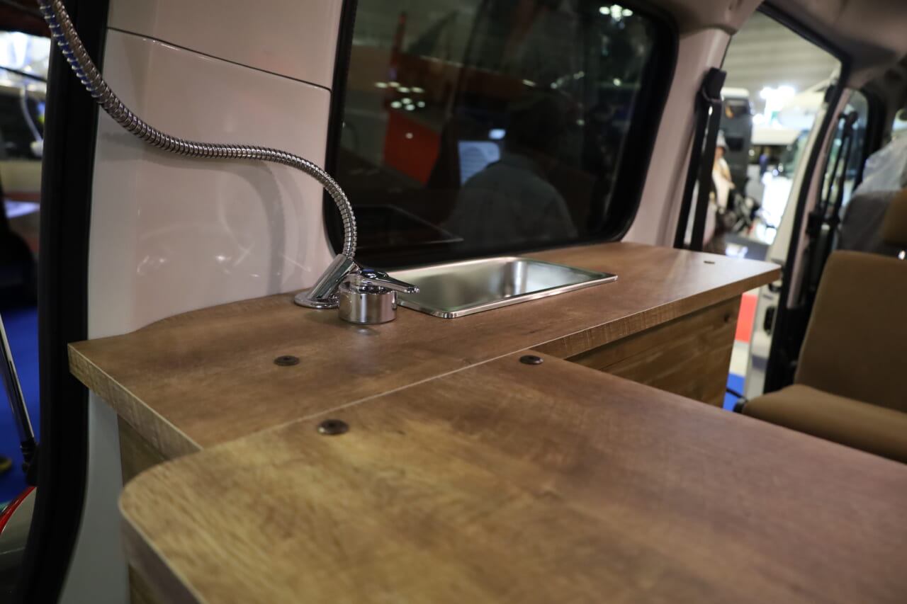 シンク付きのキャビネットにカウンターテーブルを装備する使い勝手の良いキッチン周り。|はっきり言って「ここに住めます」トヨタ車の室内は「まさにワンルーム」絶妙なサイズ感がグッドだね。キッチン・シャワー付き。