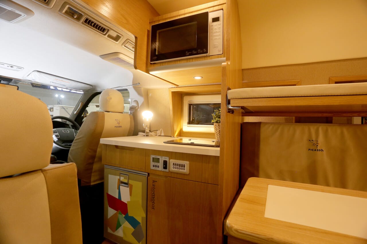 |3人宿泊OKなベッドにキッチン・トイレも完備。旅先で嬉しい「贅沢リビング」を完備したハイエースを発見。