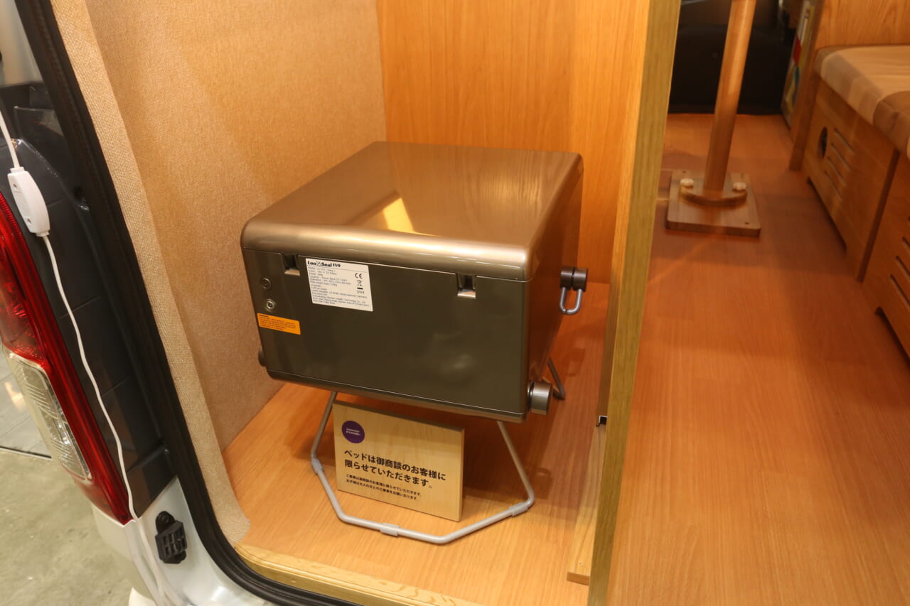 ｜3人宿泊OKなベッドにキッチン・トイレも完備。旅先で嬉しい「贅沢リビング」を完備したハイエースを発見。