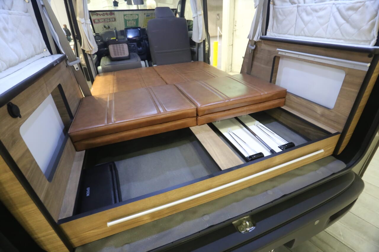 ｜「寝れる」だけじゃない。「荷物」もたっぷり積めちゃう嬉しいエブリイ。週末趣味の頼れる軽キャンパーを発見！