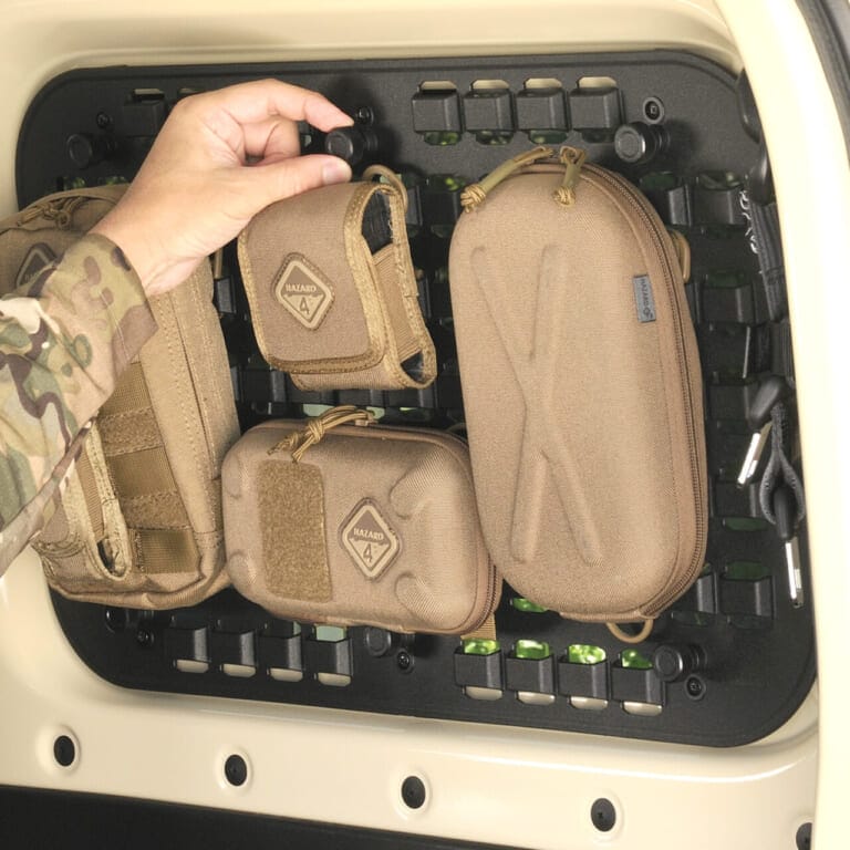 ジムニー専用 モールパネル（NZ868）［カーメイト］の使用例｜「そんな活用方法があるんだ…」車内のデッドスペースを有効利用！パーツの組み換えで自由度が高い！スタイリッシュなカーグッズを紹介