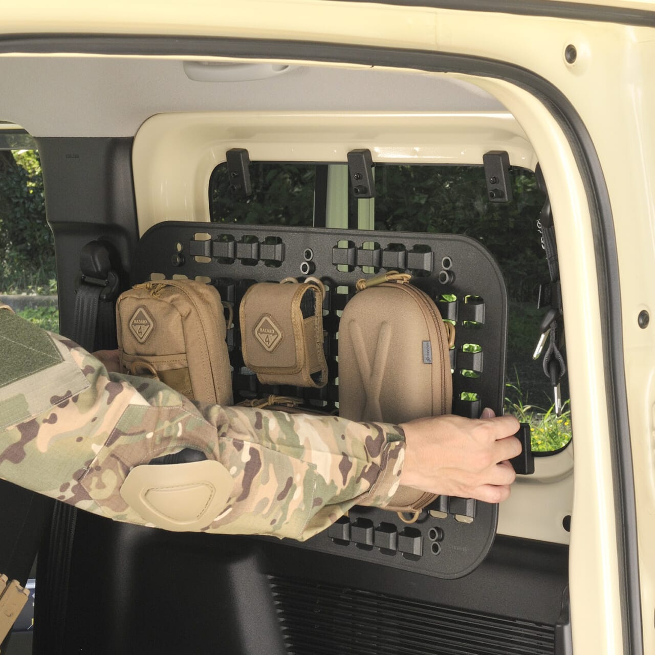 ｜「そんな活用方法があるんだ…」車内のデッドスペースを有効利用！パーツの組み換えで自由度が高い！スタイリッシュなカーグッズを紹介