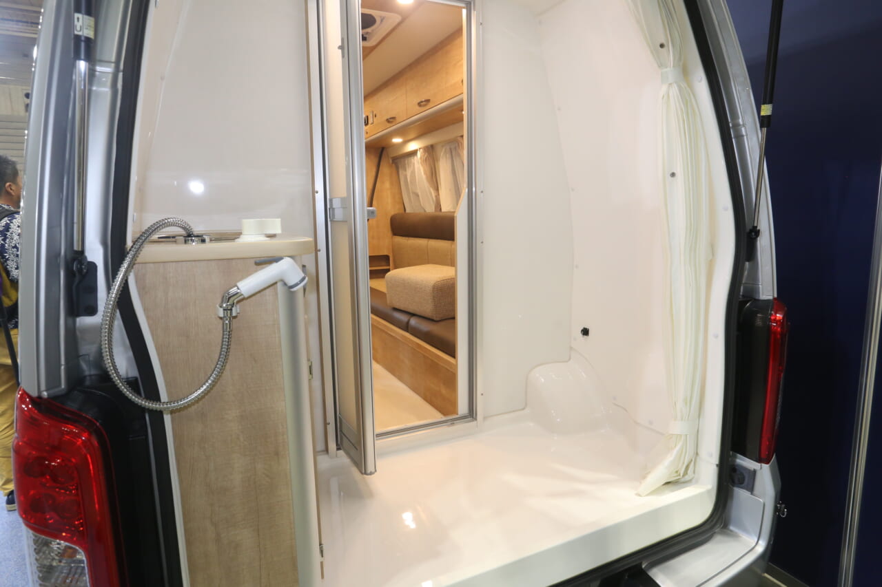 |冷蔵庫・電子レンジ・シャワー完備の贅沢空間、その快適さは「1LDK級」。旅をより自由にしてくれる理想的な1台を発見