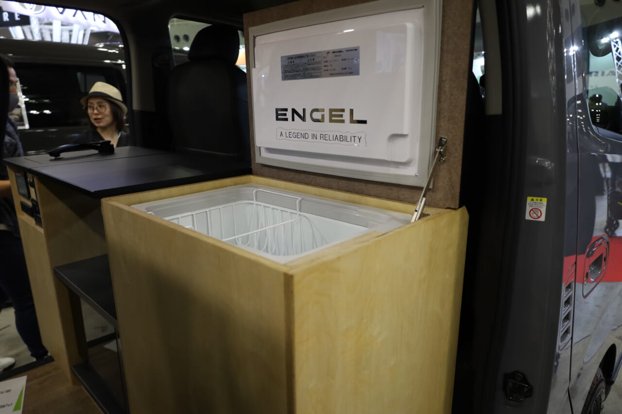 エンゲル製車載専用冷凍冷蔵庫40Lを標準装備。|「そんなのアリ…?」「これは住めちゃう車」ソファみたいなシートが素敵。キッチン・冷蔵庫・電子レンジ装備。