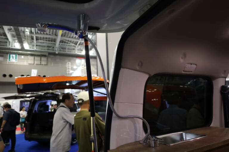 シンクのシャワーフォーセットを外部に引き出せばアウトドアギアなどを洗うときに便利だ。｜はっきり言って「ここに住めます」トヨタ車の室内は「まさにワンルーム」絶妙なサイズ感がグッドだね。キッチン・シャワー付き。