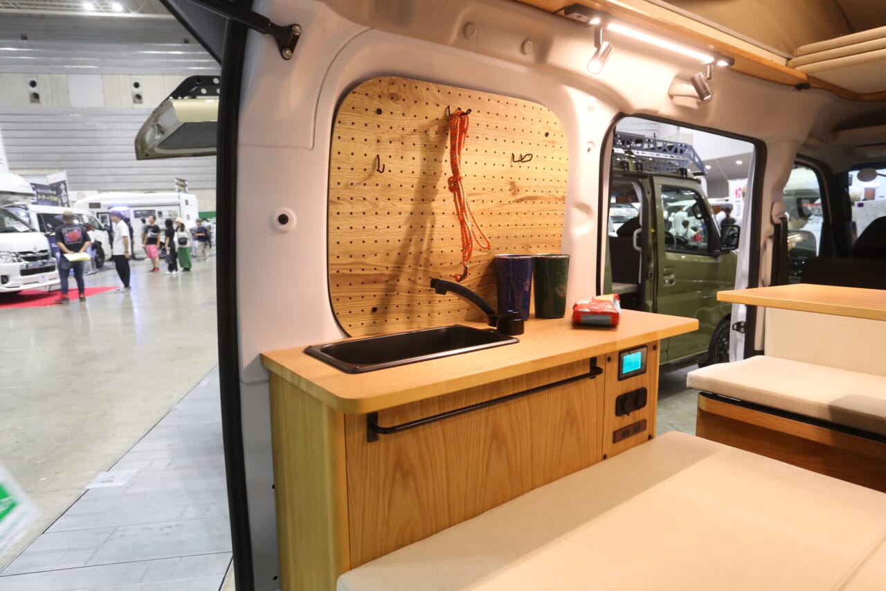 ｜究極の「動く宿」発見。断熱から冷暖房まで標準装備。軽キャンパーのフラッグシップはここまで凄い！