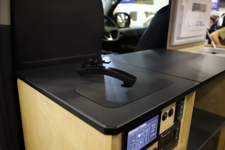 コンパクトなシンクを助手席後ろに配置。外出後の手洗いも手軽に行える。｜「そんなのアリ…？」「これは住めちゃう車」ソファみたいなシートが素敵。キッチン・冷蔵庫・電子レンジ装備。