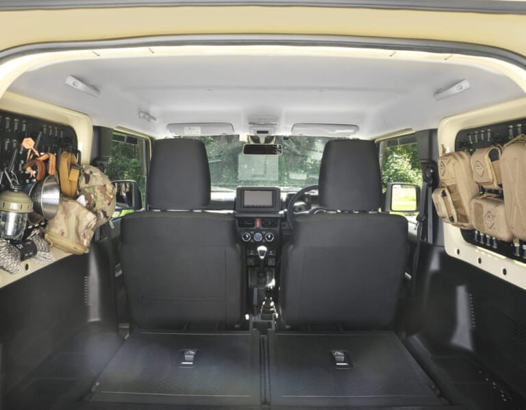 ジムニー専用 モールパネル（カーメイト）をジムニーのサイドウィンドウ左右にそれぞれ装着した例｜「そんな活用方法があるんだ…」車内のデッドスペースを有効利用！パーツの組み換えで自由度が高い！スタイリッシュなカーグッズを紹介