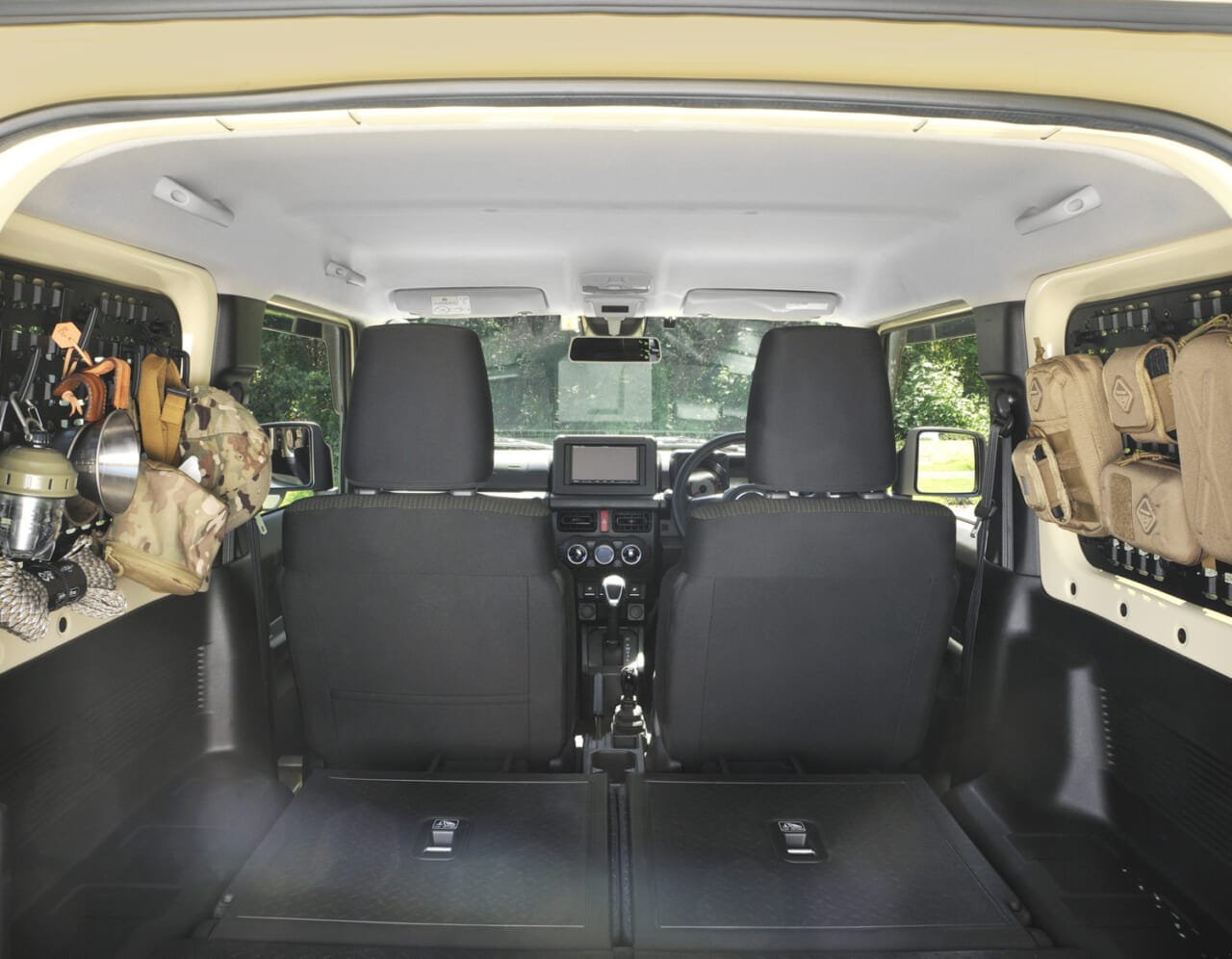 ジムニー専用 モールパネル（カーメイト）をジムニーのサイドウィンドウ左右にそれぞれ装着した例｜「そんな活用方法があるんだ…」車内のデッドスペースを有効利用！パーツの組み換えで自由度が高い！スタイリッシュなカーグッズを紹介