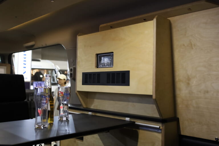 暑い季節の車中泊を快適にするDC12Vクーラーを標準装備。｜「そんなのアリ…？」「これは住めちゃう車」ソファみたいなシートが素敵。キッチン・冷蔵庫・電子レンジ装備。