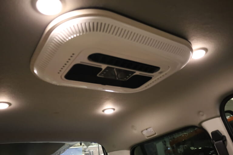 オプション装備としてルーフクーラーを用意。｜はっきり言って「ここに住めます」トヨタ車の室内は「まさにワンルーム」絶妙なサイズ感がグッドだね。キッチン・シャワー付き。