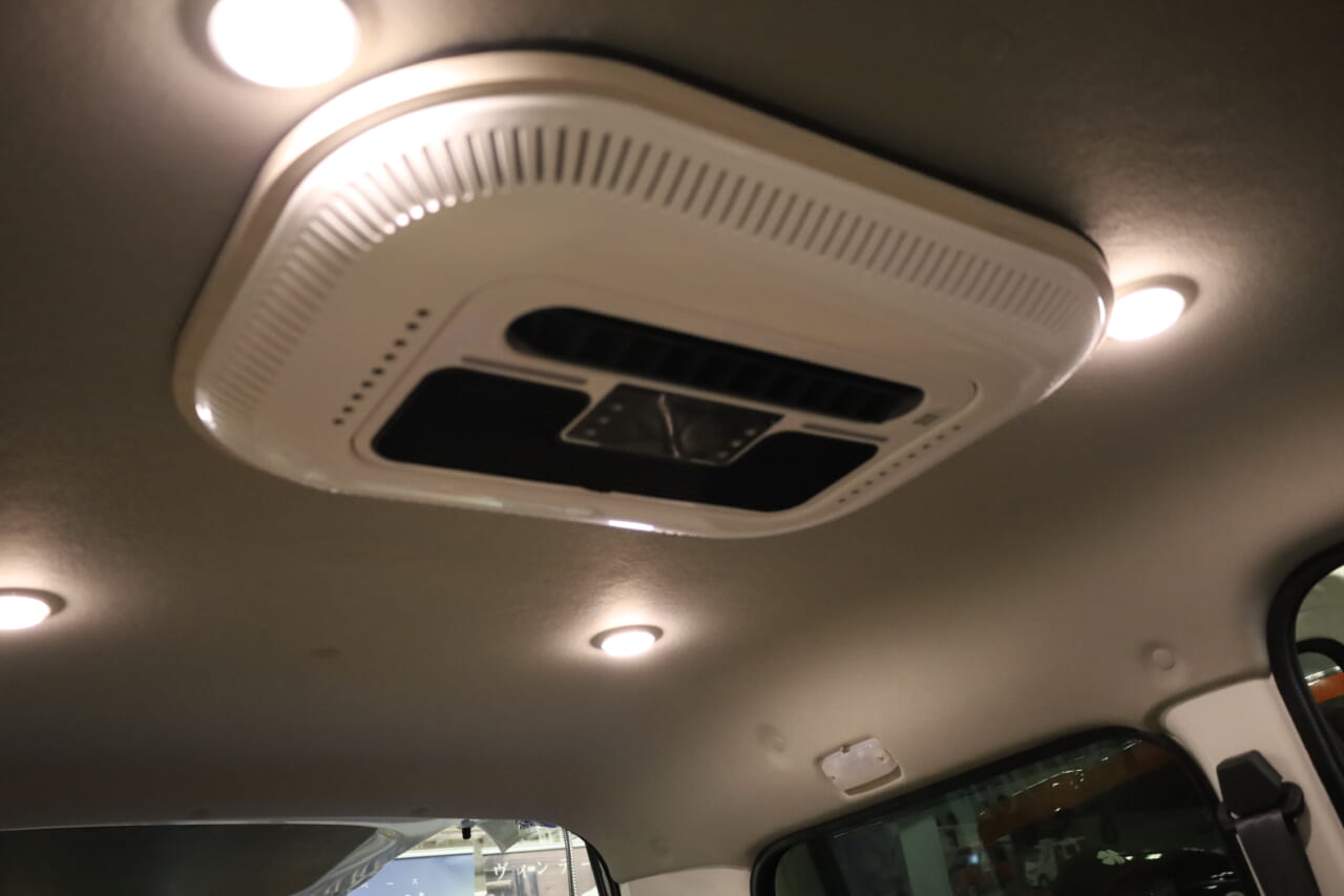 オプション装備としてルーフクーラーを用意。｜はっきり言って「ここに住めます」トヨタ車の室内は「まさにワンルーム」絶妙なサイズ感がグッドだね。キッチン・シャワー付き。