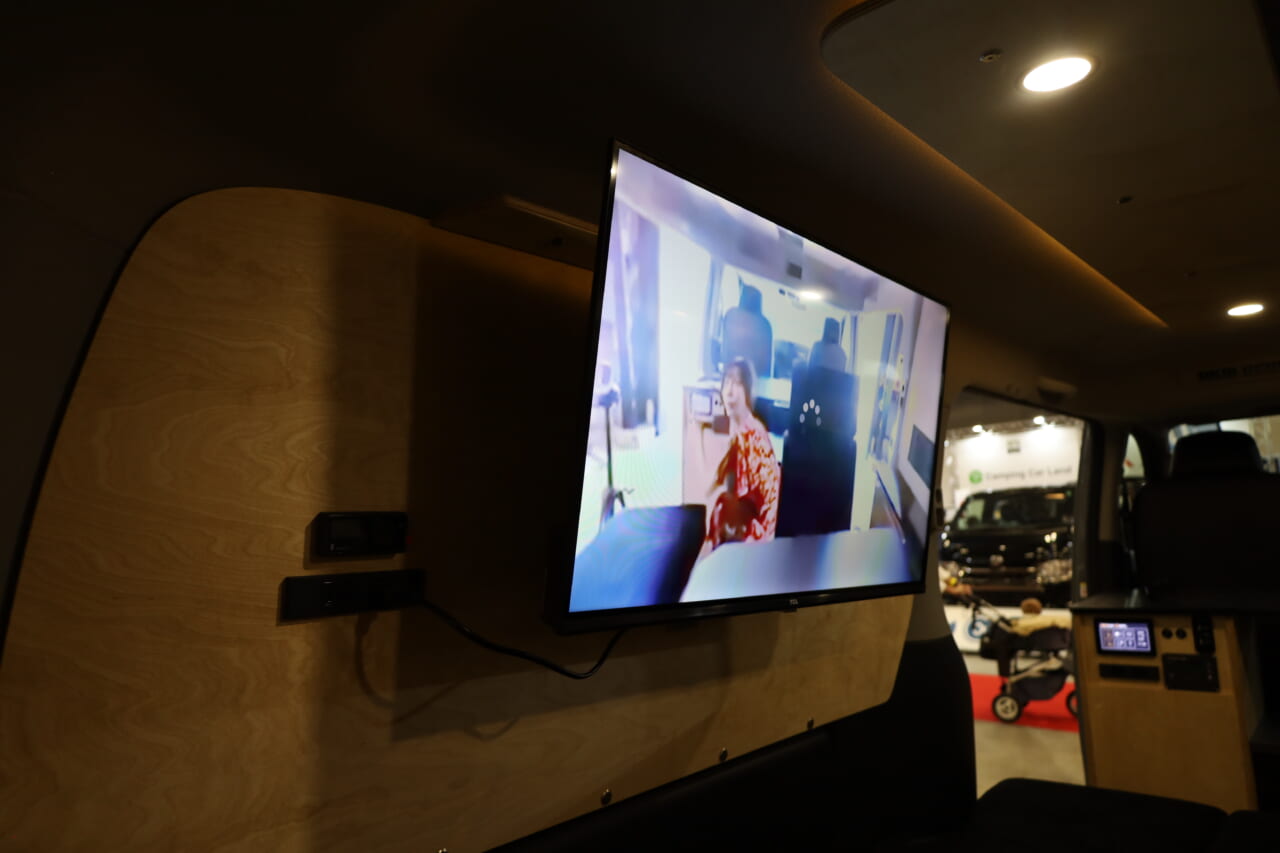 32インチチューナーレステレビも標準装備。｜「そんなのアリ…？」「これは住めちゃう車」ソファみたいなシートが素敵。キッチン・冷蔵庫・電子レンジ装備。