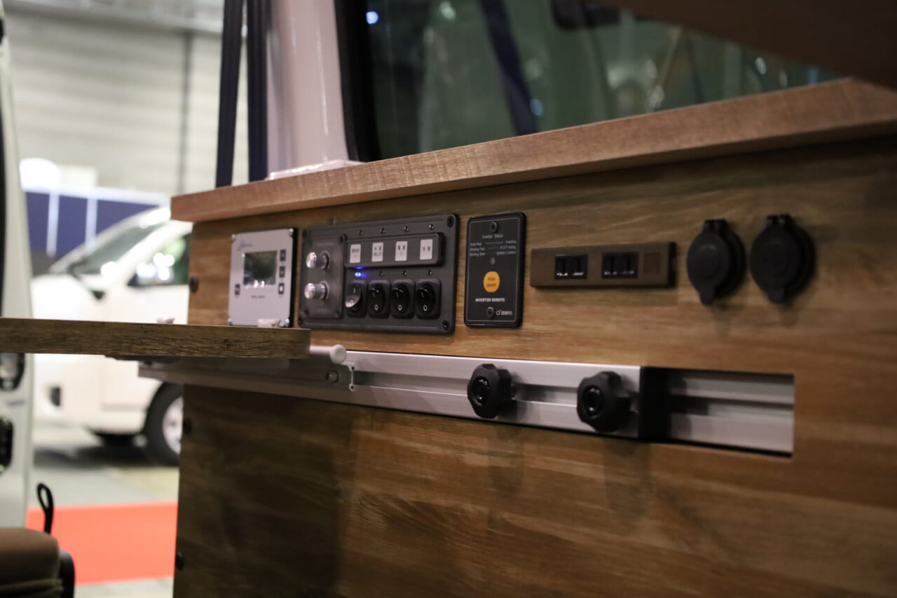 初めてキャンピングカーに乗る人でも操作しやすいスイッチパネル。電圧計もあるので電化車中泊が安心して楽しめる。｜はっきり言って「ここに住めます」トヨタ車の室内は「まさにワンルーム」絶妙なサイズ感がグッドだね。キッチン・シャワー付き。