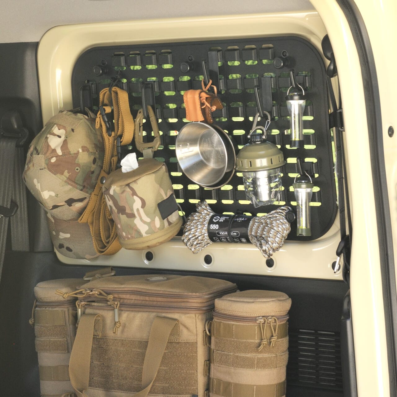 ジムニー専用 モールパネルに付属するアタッチメントを活用して小物を収納した例｜「コレめっちゃ便利じゃん…」車内のデッドスペースを有効利用！パーツの組み換えで自由度が高い！スタイリッシュなカーグッズを紹介