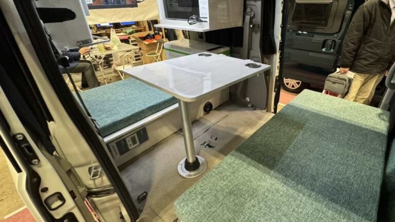 「軽だからこそ成立する」「使える室内空間」車内に入ると…印象が大きく変わる。換気・遮光・プライバシーまで抜かりなし軽キャンパー。