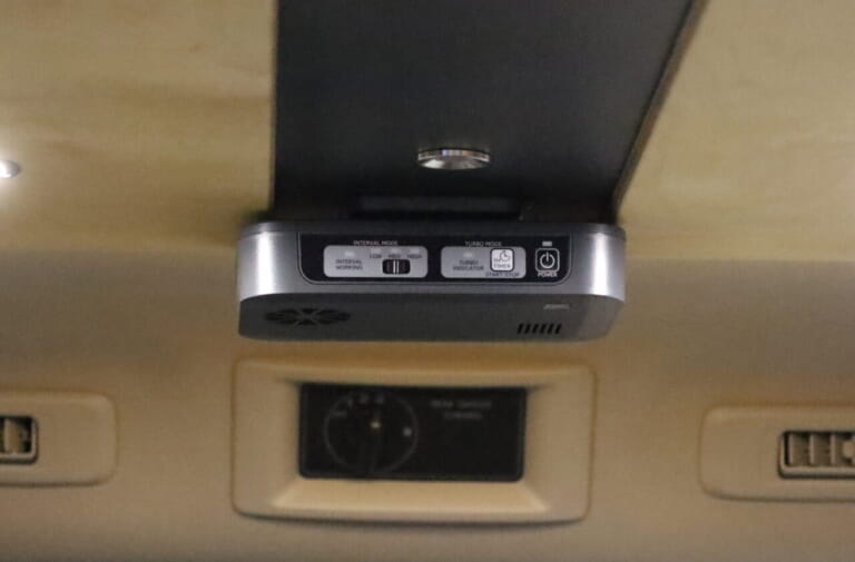 展示車にはオプションのオゾン発生器も搭載。調理などで車内にこもる臭いを除去できる。｜「そんなのアリ…？」「これは住めちゃう車」ソファみたいなシートが素敵。キッチン・冷蔵庫・電子レンジ装備。