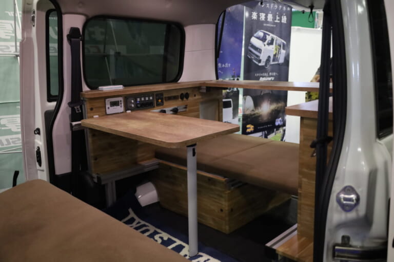 展示車の価格はオプション装備料込みで470万7820円(税込•諸費用別途)。｜はっきり言って「ここに住めます」トヨタ車の室内は「まさにワンルーム」絶妙なサイズ感がグッドだね。キッチン・シャワー付き。