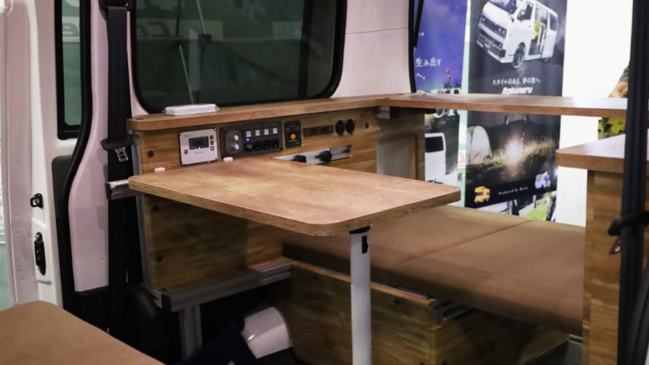 はっきり言って「ここに住めます」トヨタ車の室内は「まさにワンルーム」絶妙なサイズ感がグッドだね。キッチン・シャワー付き。