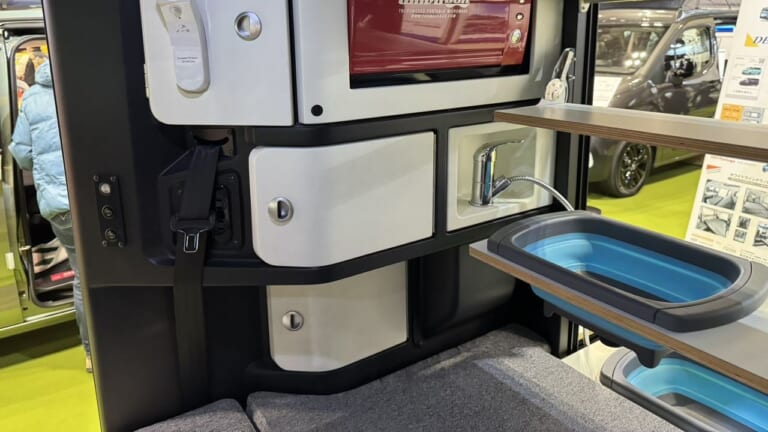 「これ、軽です」「…嘘でしょ？」大人2名が就寝できて、収納もスゴい。シンク・冷蔵庫、電子レンジも。電源OK、もはや部屋すぎて感動。