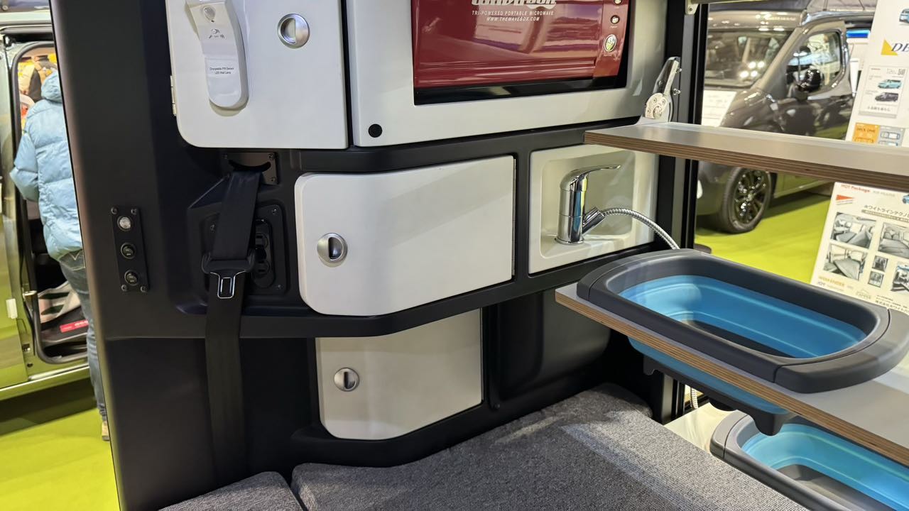 「これ、軽です」「…嘘でしょ？」大人2名が就寝できて、収納もスゴい。シンク・冷蔵庫、電子レンジも。電源OK、もはや部屋すぎて感動。