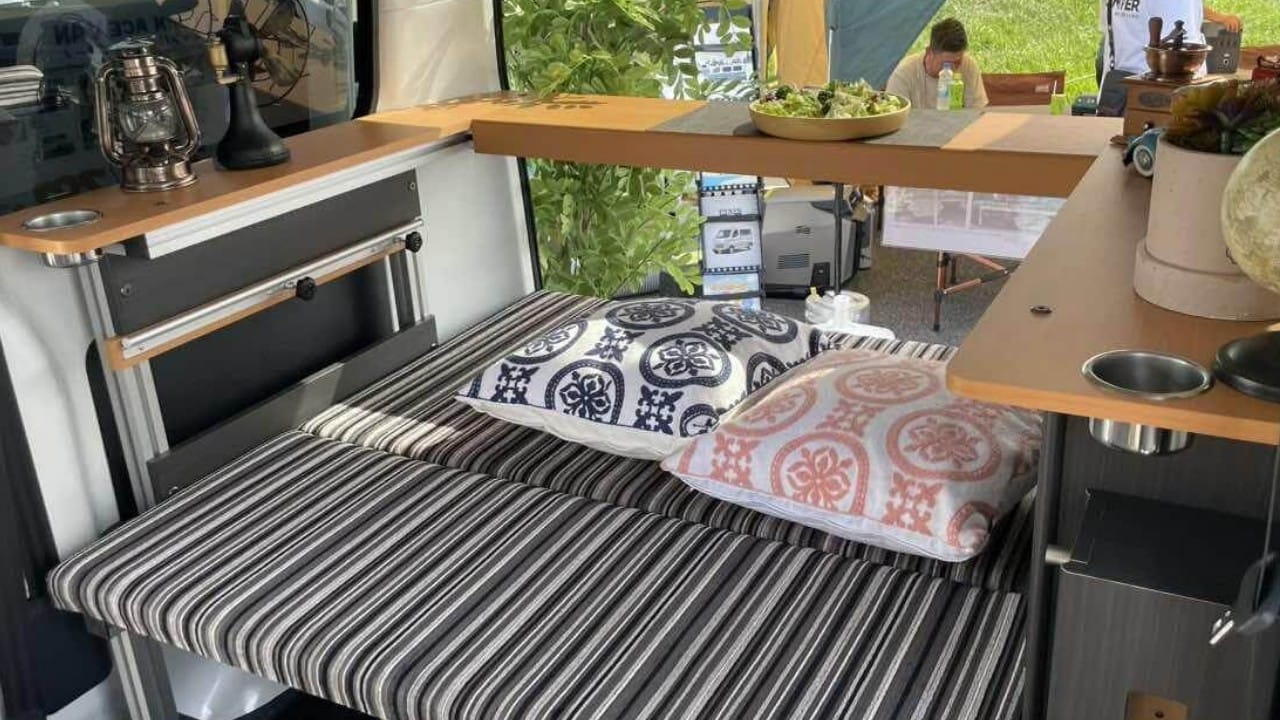 「この車、スゴいぞ」「秘密基地になります」トヨタ車の中を見て驚く「暮らせるじゃん…」派手じゃないのに、やたら使える。日常サイズで遊び放題のキャンパー。