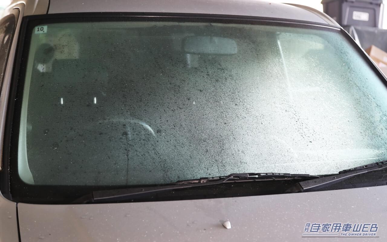 朝の貴重な時間を奪う「フロントガラスの凍結」には、お湯はNG!【最速で溶かす方法&誰でもできる対策法を解説】