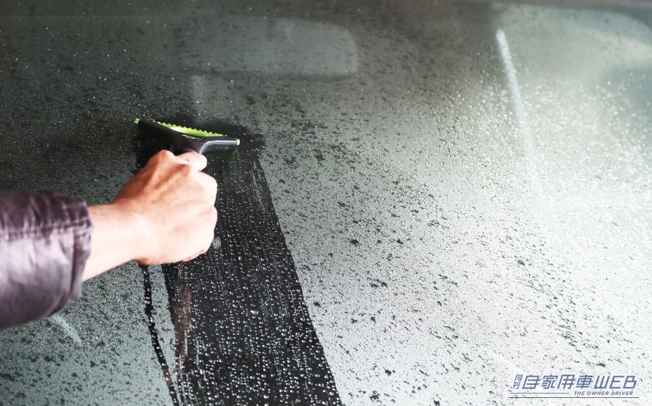 ｜朝の貴重な時間を奪う「フロントガラスの凍結」には、お湯はNG！【最速で溶かす方法＆誰でもできる対策法を解説】