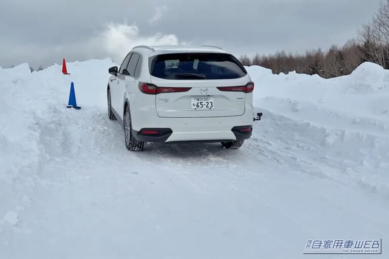 雪の急な登坂路を走行するMAZDAのCX-80｜「終始驚きが隠せない…」雪上性能がスゴすぎる、日本メーカーのSUVをガチの雪道でテストしたらとんでもない結果に…。