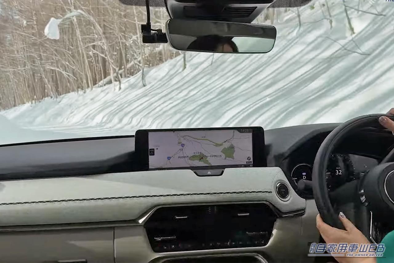MAZDAのCX-80の、運転中の車内｜「終始驚きが隠せない…」雪上性能がスゴすぎる、日本メーカーのSUVをガチの雪道でテストしたらとんでもない結果に…。
