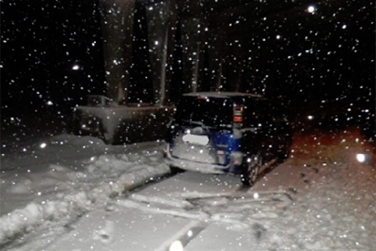 雪見で立ち往生する乗用車|「これは革新的だわ」新規制対応の金属タイヤチェーン。布製との併用も効果的。「この装着方法は確かに理にかなってる」