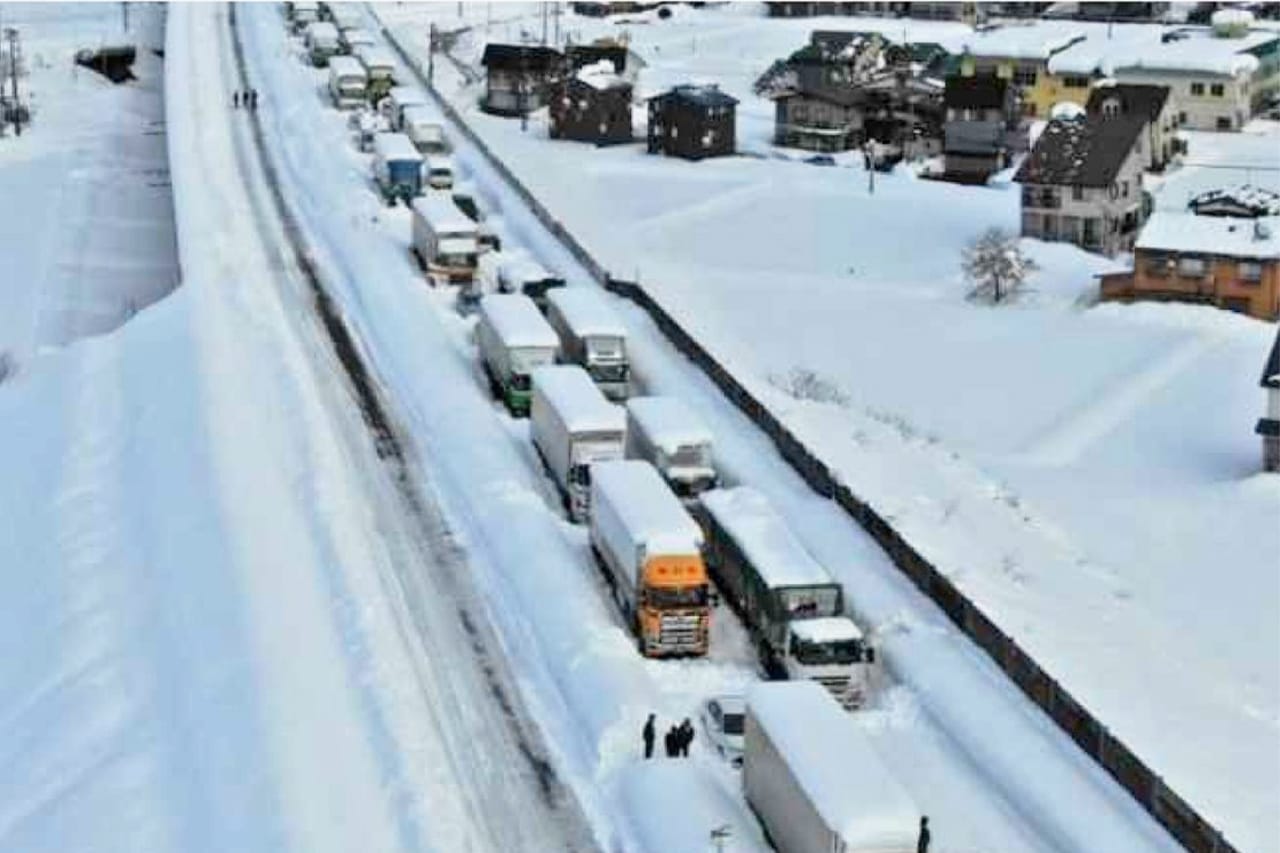 大雪の道路で多数のトラックや乗用車が立ち往生する画像｜「これは革新的だわ」新規制対応の金属タイヤチェーン。布製との併用も効果的。「この装着方法は確かに理にかなってる」