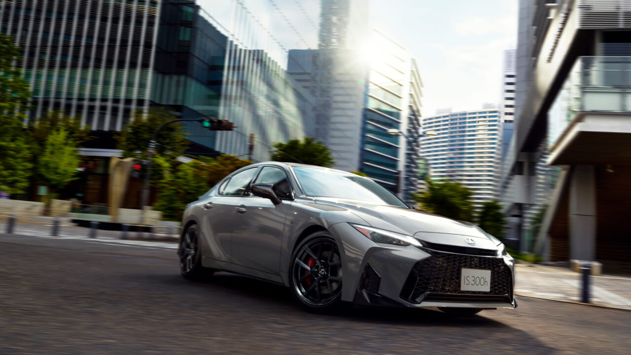 ｜レクサスISが深化。新型IS300h発売、12.3インチ大型液晶と「熟成」の走りを実現