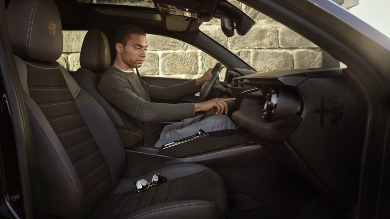 ｜内装はアルカンターラ！上質すぎる「ジュニア」限定車が日本上陸