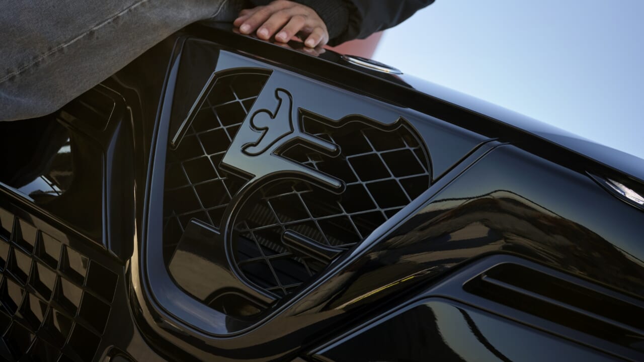 ｜内装はアルカンターラ！上質すぎる「ジュニア」限定車が日本上陸