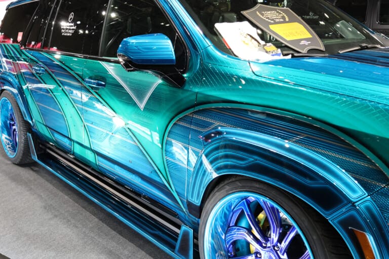 ROHAN FANG ESCALADE|塗装を削る?驚愕のペイントデザインが施されたキャデラック エスカレード【東京オートサロン2026】