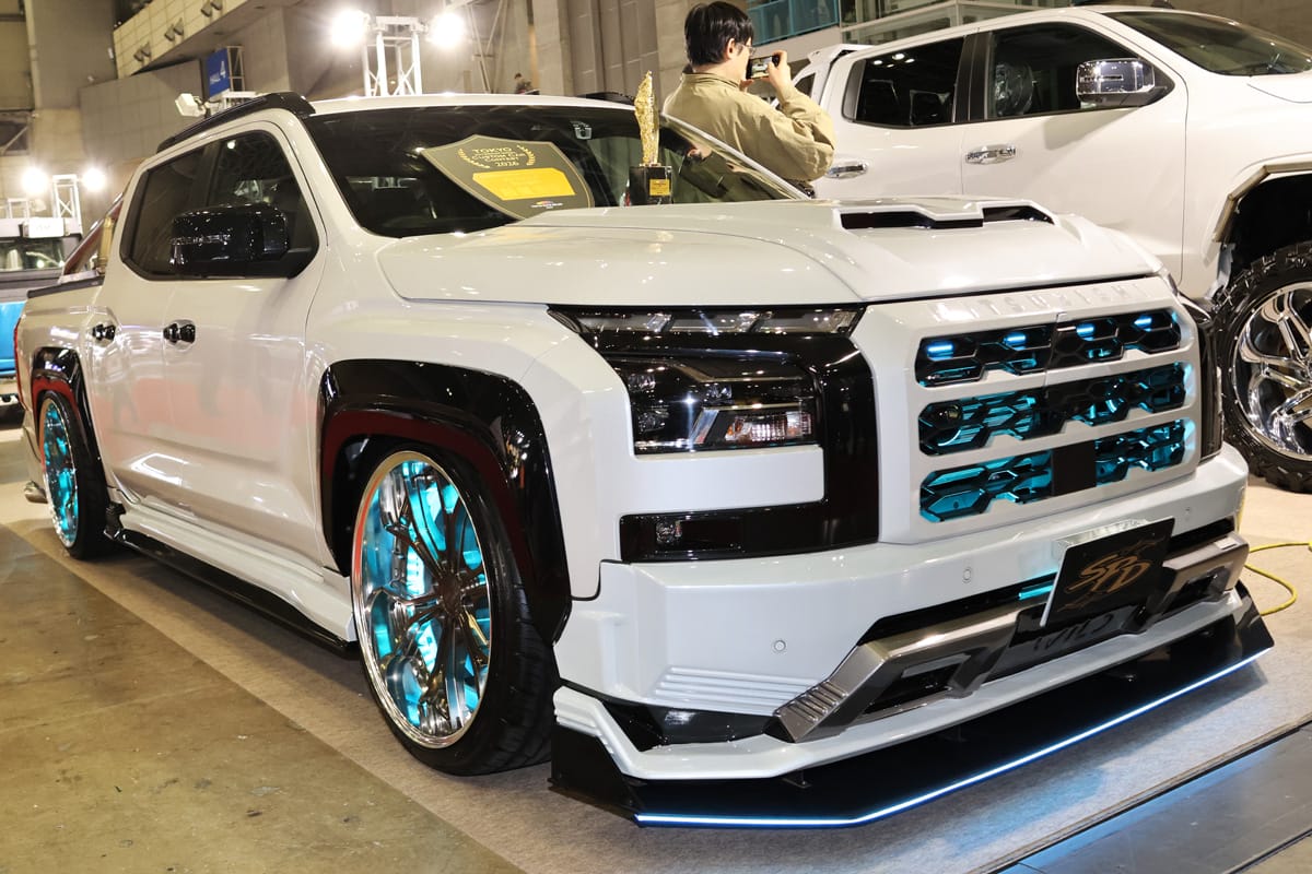 ローダウンTRITON｜SUVの潮流に変化！街を華麗に彩るローダウンピックアップに注目！【東京オートサロン2026】